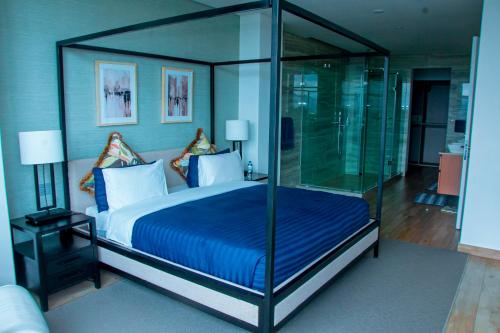 1 dormitorio con 1 cama grande y un recinto de cristal en Africa's Touch & Leisure, en Kigali