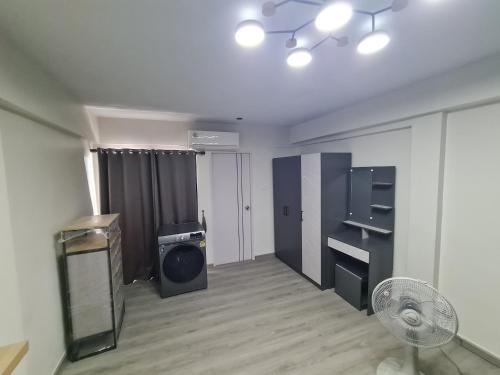 a living room with a room with a fan at BKK City & Airport Midpoint in Ban Khlong Bang Ping