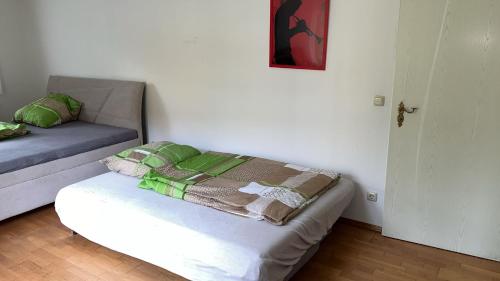 un salon avec un canapé et un lit dans l'établissement Ruhiges Apartment in Dresdner Neustadt, à Dresde