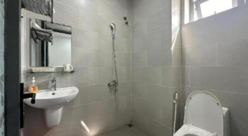 a bathroom with a sink and a toilet at Motel Phuong Linh in Da Nang
