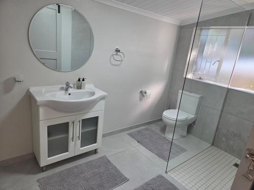 Bilik mandi di SleepINN at Dumont