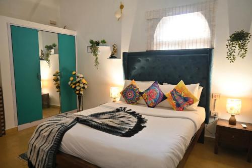 Ένα ή περισσότερα κρεβάτια σε δωμάτιο στο GR Stays WHITE HOUSE 4bhk Private Pool Villa in Calangute