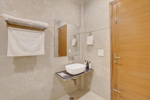 Koupelna v ubytování Zinnia 2-BHK Apartment With Common Gaming Zone Near Popular Malls