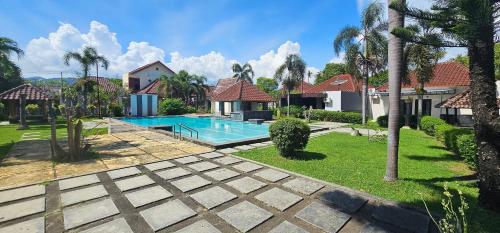 una casa con piscina en un patio en Entire Home in West Lombok near Senggigi, en Montongbuwoh