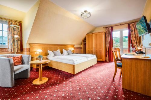 une chambre avec un lit, un canapé et une chaise dans l'établissement Landhaus Lenneper-Führt, à Kirchhundem