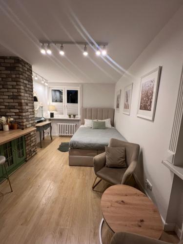 ドラフスコ・ポモルスキエにあるApartament The Space 2のベッドとソファと椅子のある寝室