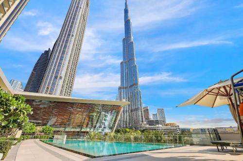 Vogue Vacation Homes, Downtown Grande Signature Residences, near Dubai Mall and Burj Khalifa, Two-Bedroom Apartment with Large Balcony, Infinity Pool with Burj Khalifa View, Access to all Amenities