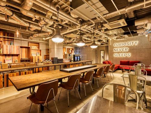 Una habitación grande con una mesa larga y sillas. en ONE@Tokyo, en Tokio