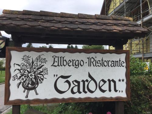 オヴァーロにあるAlbergo Ristorante Gardenの庭入口標識