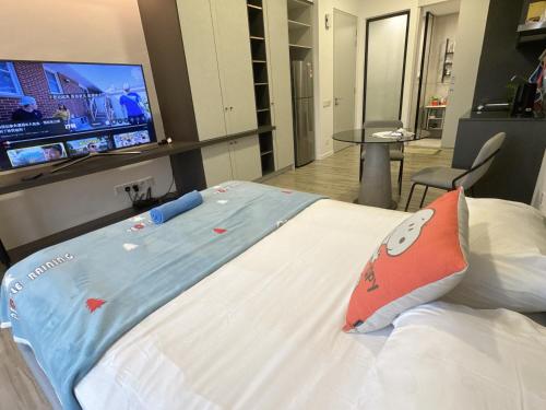 een slaapkamer met een groot bed en een tv aan de muur bij Millerz square kuala lumpur in Kuala Lumpur