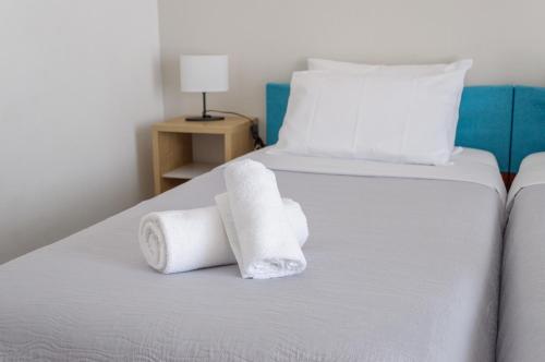dos rollos de toallas en una cama en Ostria Rooms, en Palaiochóra