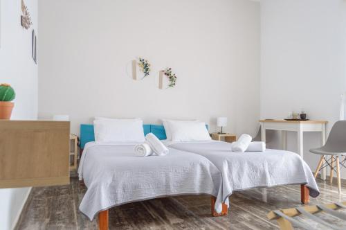 Un dormitorio con dos camas con toallas encima. en Ostria Rooms, en Palaiochóra