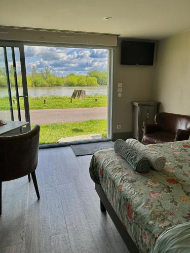 Llit o llits en una habitació de Studio vue sur Loire