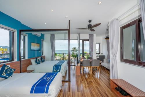 Una habitación de hotel con dos camas y balcón. en Cani Beach House, en Da Nang