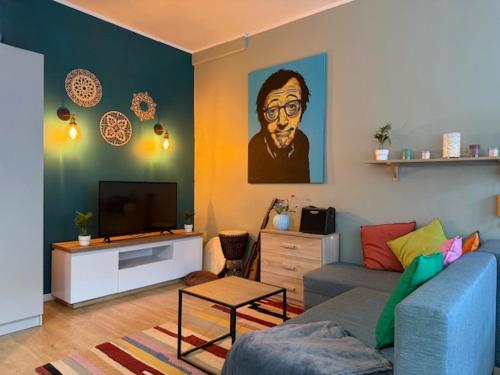 un salon avec un canapé et une télévision dans l'établissement APARTAMENTY NA EVEREŚCIE W ŚCISŁYM CENTRUM Ul DWORCOWA PARKING GRATIs!, à Bydgoszcz