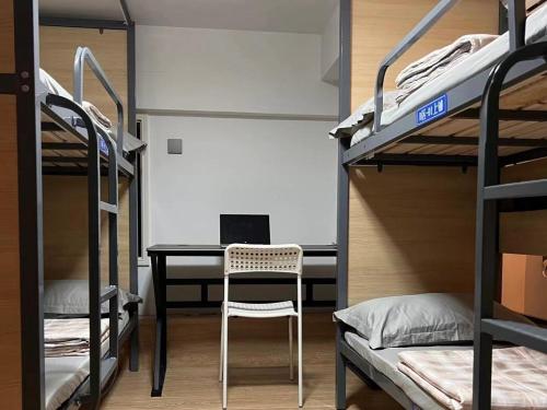 Ένα ή περισσότερα κρεβάτια σε δωμάτιο στο 蓝奋斗者男生青旅-深圳北站店