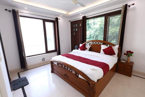 Ένα ή περισσότερα κρεβάτια σε δωμάτιο στο SkyWay Delhi 2Bhk