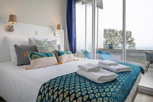 Ένα ή περισσότερα κρεβάτια σε δωμάτιο στο Le COQ -Splendide vue -magnifique piscine -Parking