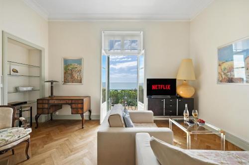 マントンにあるLe Coq Piacere - Garage - AC - WiFi - Sea viewのリビングルーム(ソファ、ピアノ付)