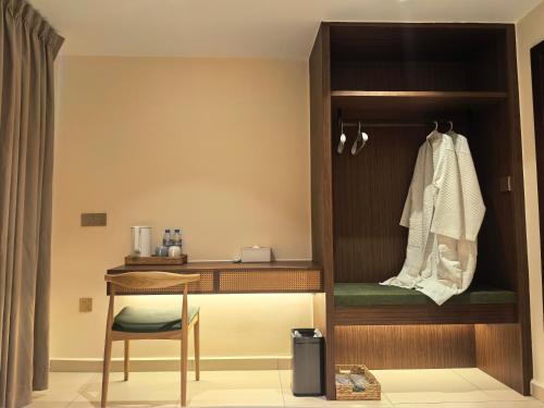 una habitación con una mesa y una silla y una toalla en Joya Hotel, en Phnom Penh