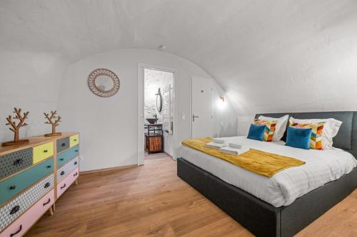 een slaapkamer met een groot bed en een ladekast bij Le COQ Grimaldi - AC - WiFi in Roquebrune-Cap-Martin