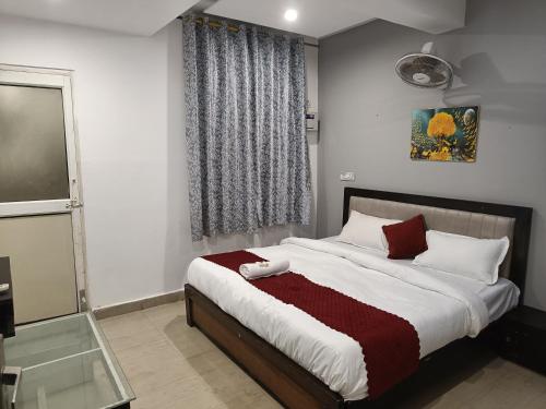 een slaapkamer met een groot bed met een raam bij Hotel Stay Inn in Noida