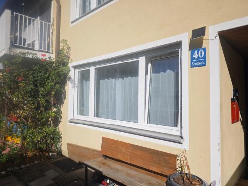 a building with a bench in front of a window at Einzimmerappartment München Solln in Munich