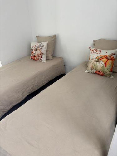 two beds sitting next to each other in a room at Chez Aurore in Port-de-Bouc