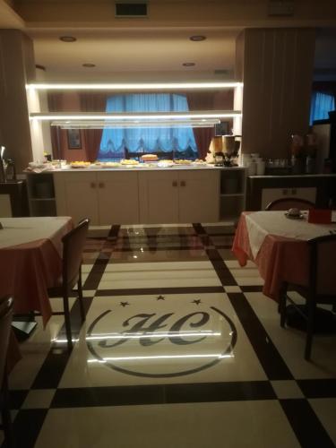 una cocina con una mesa y una cocina en Hotel Cristallo, en Malcesine