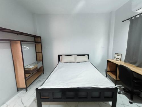 Postel nebo postele na pokoji v ubytování บ้านพักธามไทน์