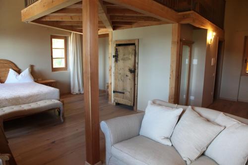 a living room with a couch and a bed at Hotel Alle Ciaspole in Fondo