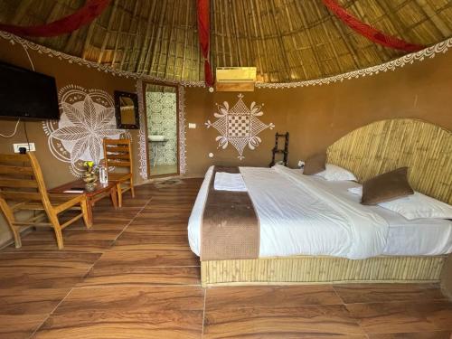 Postel nebo postele na pokoji v ubytování Ret Mahal Huts & Resort