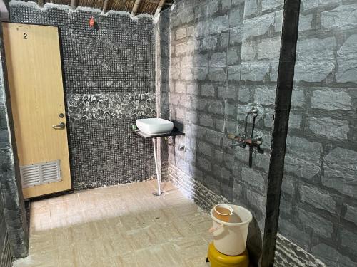 Koupelna v ubytování Ret Mahal Huts & Resort