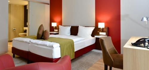מיטה או מיטות בחדר ב-Weinhotel Kaisergarten