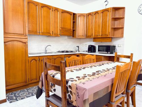 une cuisine avec une table et des armoires en bois dans l'établissement Casa sul Naviglio, à Calcio