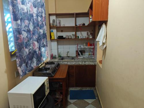 Una pequeña cocina con fregadero y microondas. en Creekview Retreat, en Kilifi
