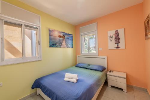 een slaapkamer met een bed en een raam bij Bari suite at Royal Park in Eilat