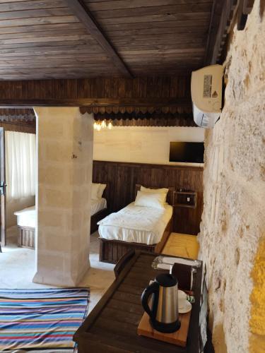 a bedroom with a bed and a table in a room at sumatra otel in Eskiömerler