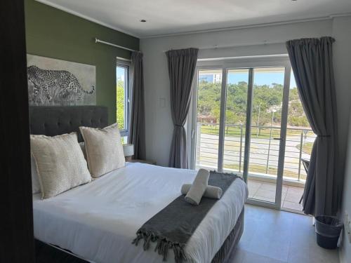 SummerstrandにあるThe Pearls 3b Luxury Apartmentの大きなベッドと大きな窓のある寝室