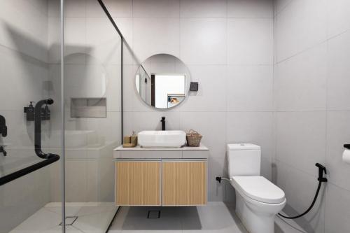 Un baño con inodoro, lavabo y espejo. en Villa Moo Moo, Pool Villa with Sunset & Paddy Field Views, en Langkawi Intl