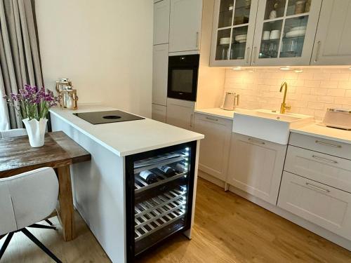 een keuken met een kookeiland met een wijnkelder bij PIERSIDE - Pier 2 in Haffkrug