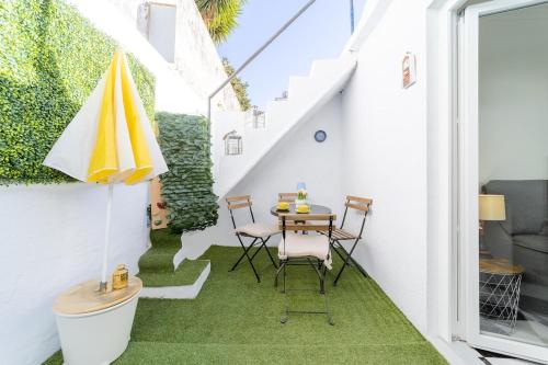 Et opholdsområde på Charming 4-bedroom House with terrace