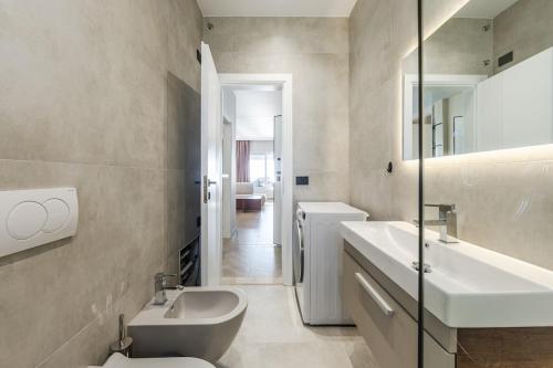 Koupelna v ubytování The Ultimate Jacuzzi Penthouse by PS