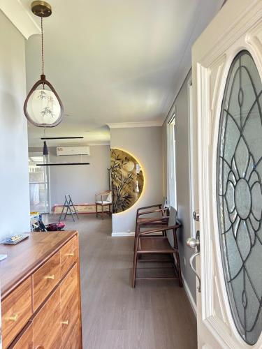 Una cocina con una mesa y un comedor. en 东方禅意轩-4BR for8, en Kenny Hill