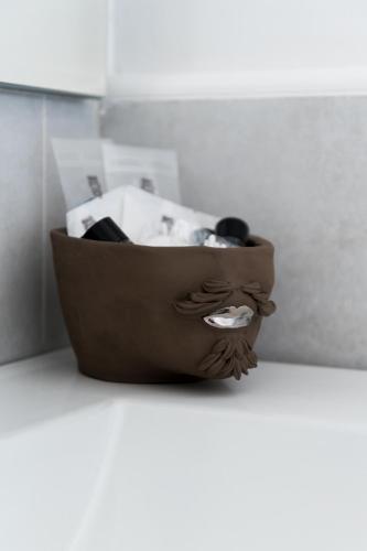 a brown bowl sitting on a counter in a room at Verus Room in Caltagirone
