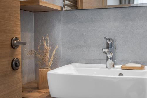 コルヴァーラ・イン・バディーアにあるVilla Resi B&Bのバスルーム(白い洗面台付)