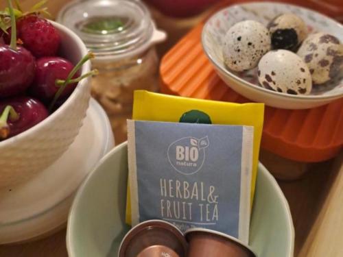 - une table avec une assiette de nourriture et un bol de fruits dans l'établissement Eichenhäuschen - Tinyhouse im Weinviertel, à Kleinstelzendorf