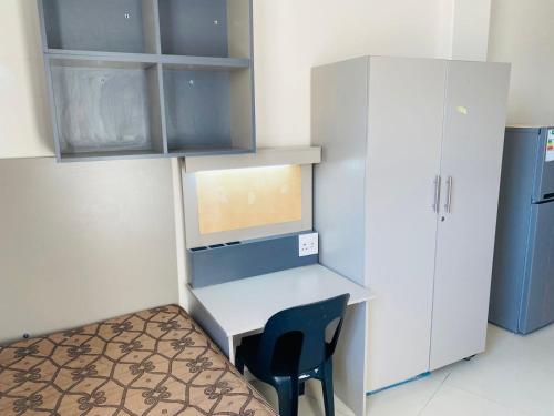 ダーバンにあるVictoria Waterfront Lodgeの小さな客室で、デスクと椅子が備わります。