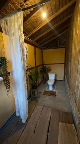 a bathroom with a toilet in a room at Hula Hula Bungalow in Ban Wiang Nua