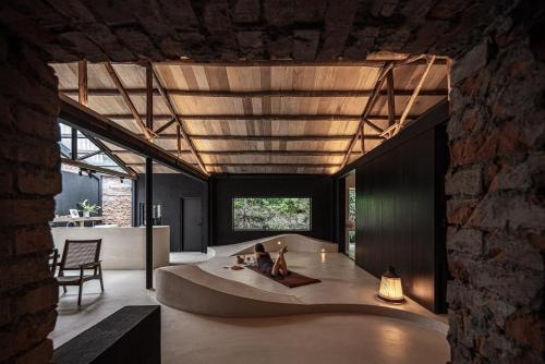 a living room with a round table in the middle at 九份金光閃閃 Jiufen Glimmer Homestay in Jiufen
